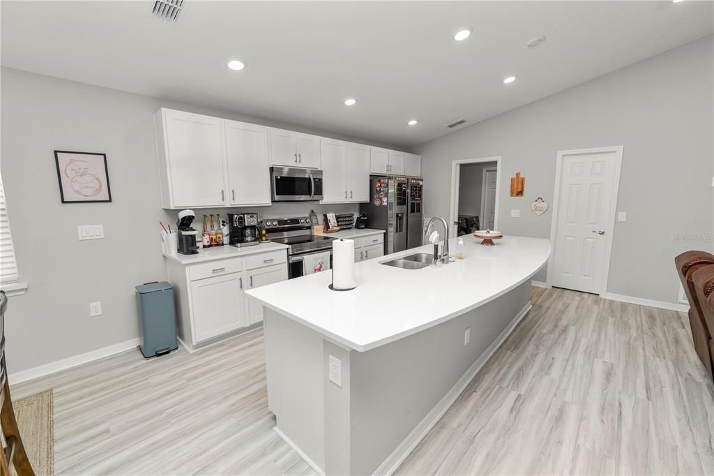 For Sale: $365,000 (4 beds, 2 baths, 1715 Square Feet)