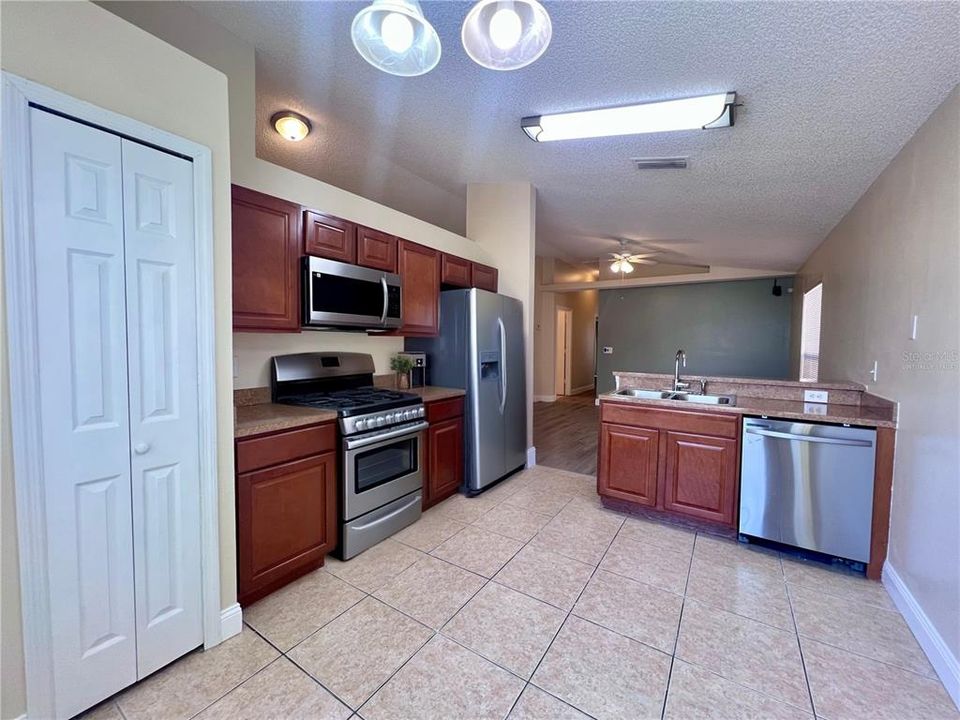 В аренду: $2,100 (3 спален, 2 ванн, 1366 Квадратных фут)