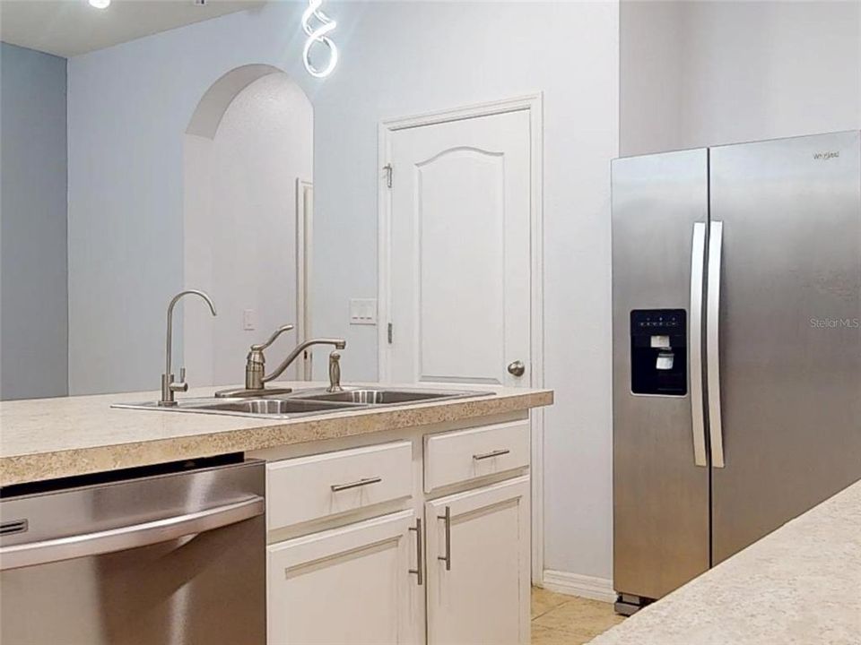 For Rent: $1,900 (3 beds, 2 baths, 1672 Square Feet)