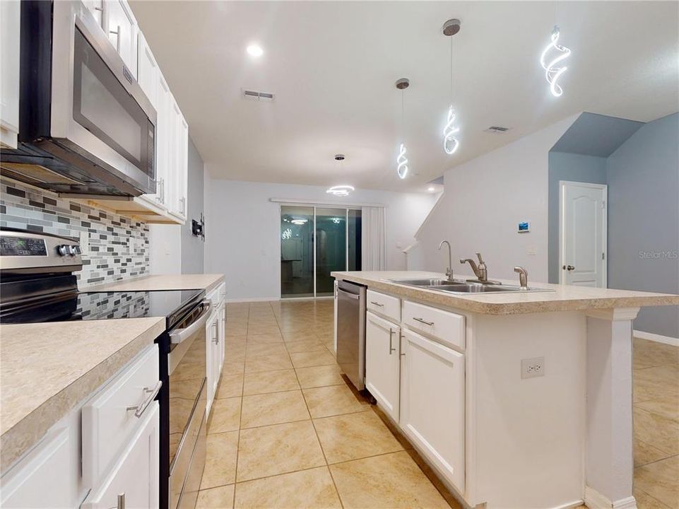 For Rent: $1,900 (3 beds, 2 baths, 1672 Square Feet)