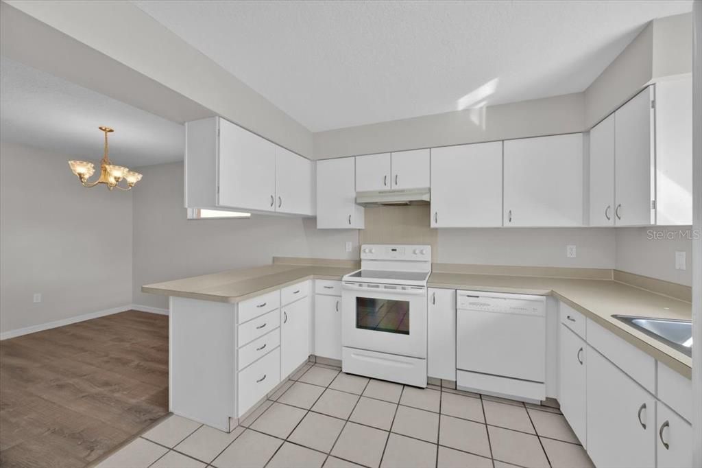 待售: $228,000 (2 贝兹, 2 浴室, 1279 平方英尺)