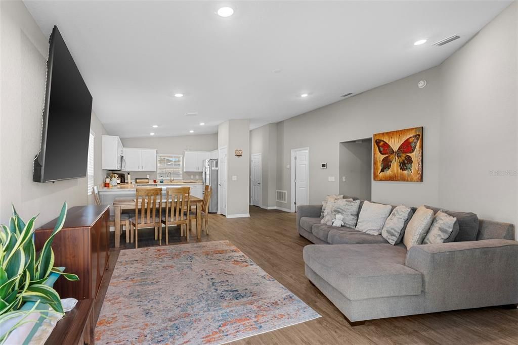 For Sale: $317,000 (3 beds, 2 baths, 1423 Square Feet)