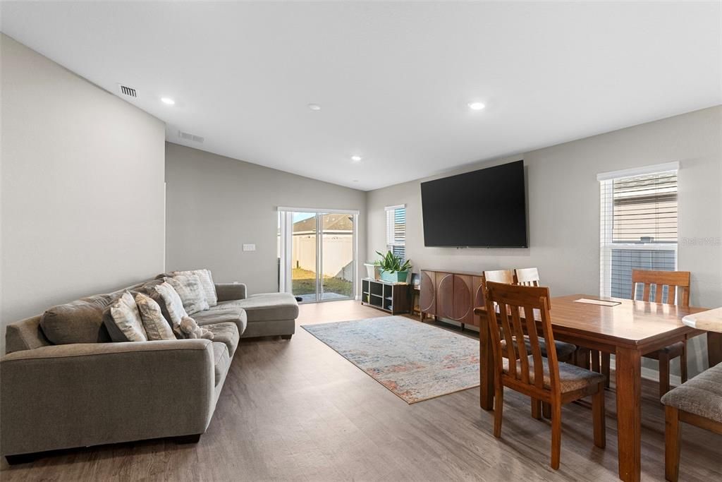 For Sale: $317,000 (3 beds, 2 baths, 1423 Square Feet)