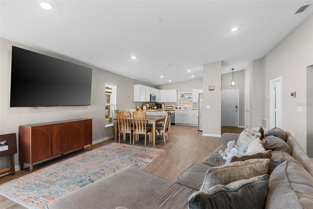 For Sale: $317,000 (3 beds, 2 baths, 1423 Square Feet)