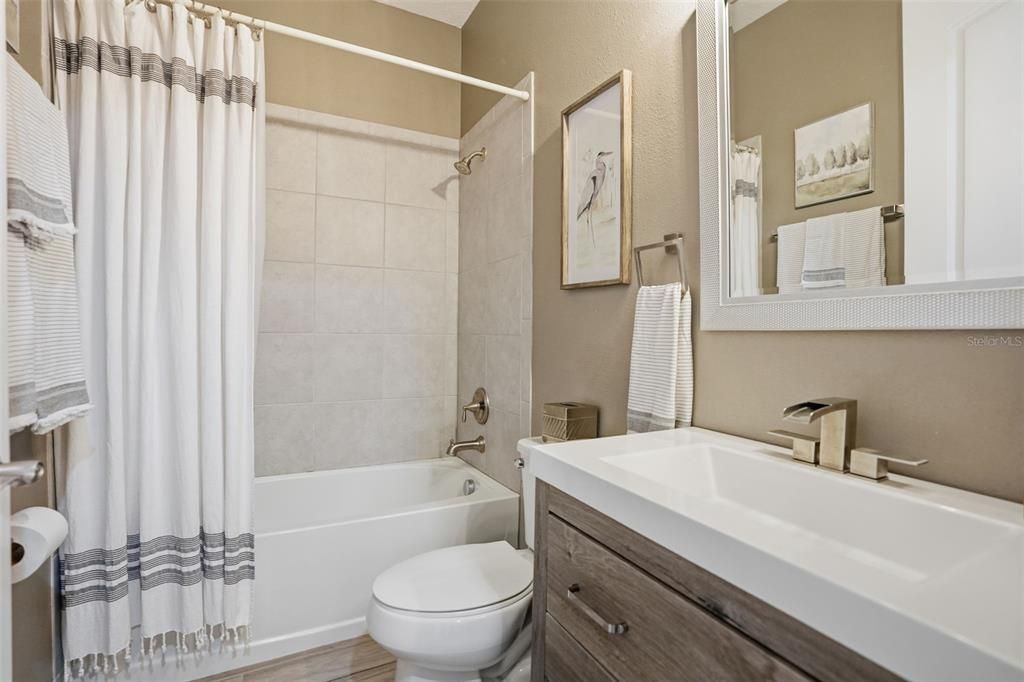 Под контрактом: $399,900 (4 спален, 2 ванн, 1894 Квадратных фут)