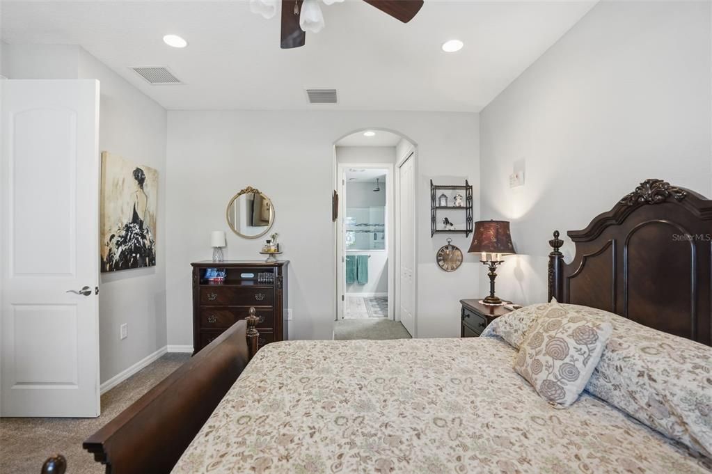 Под контрактом: $399,900 (4 спален, 2 ванн, 1894 Квадратных фут)