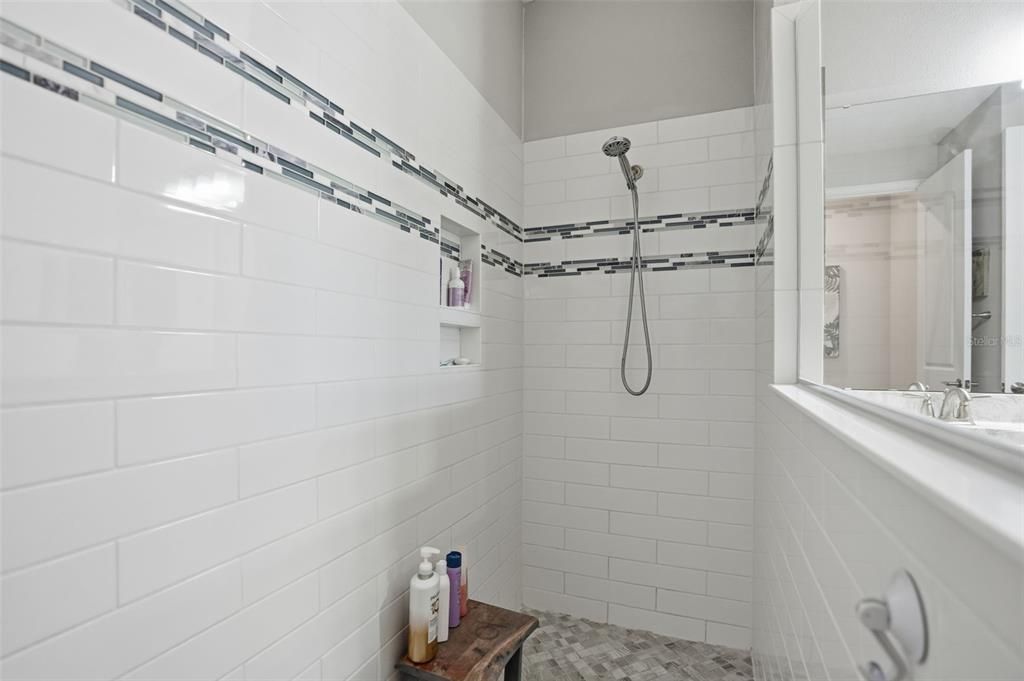 Под контрактом: $399,900 (4 спален, 2 ванн, 1894 Квадратных фут)