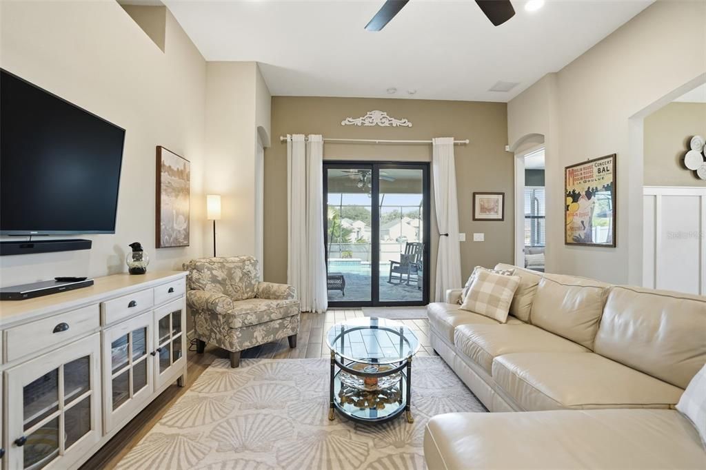 Под контрактом: $399,900 (4 спален, 2 ванн, 1894 Квадратных фут)