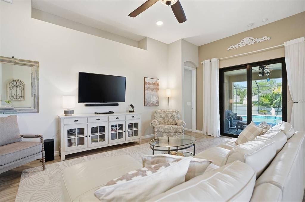 Под контрактом: $399,900 (4 спален, 2 ванн, 1894 Квадратных фут)