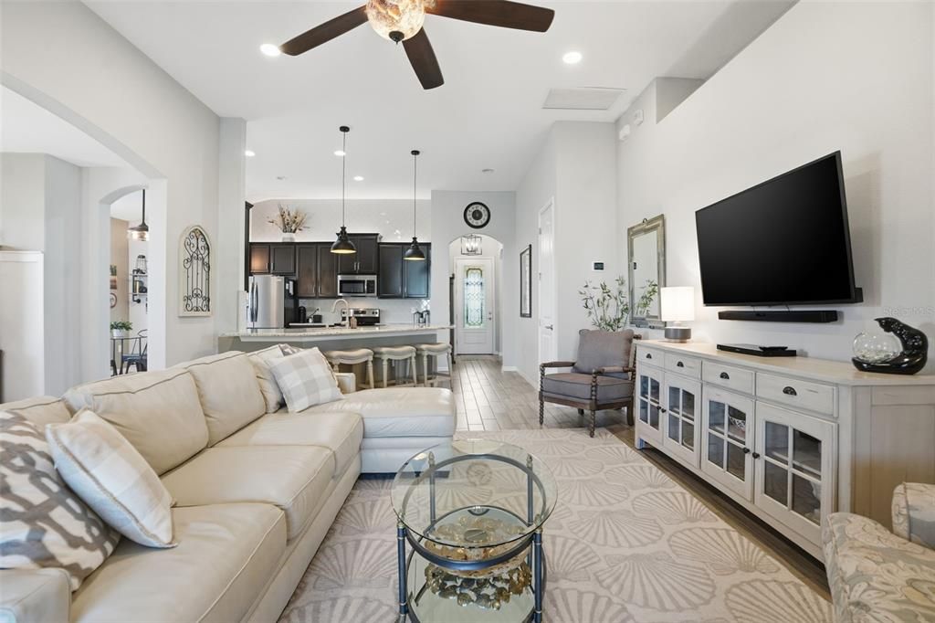 Под контрактом: $399,900 (4 спален, 2 ванн, 1894 Квадратных фут)