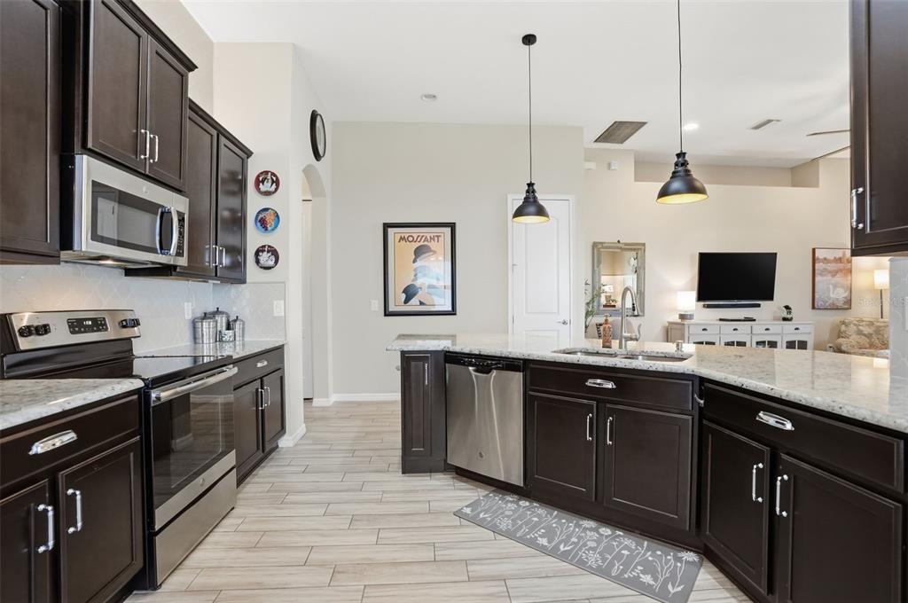 Под контрактом: $399,900 (4 спален, 2 ванн, 1894 Квадратных фут)