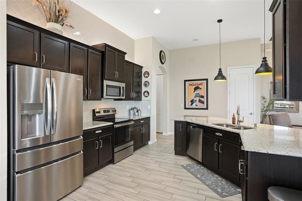 Под контрактом: $399,900 (4 спален, 2 ванн, 1894 Квадратных фут)