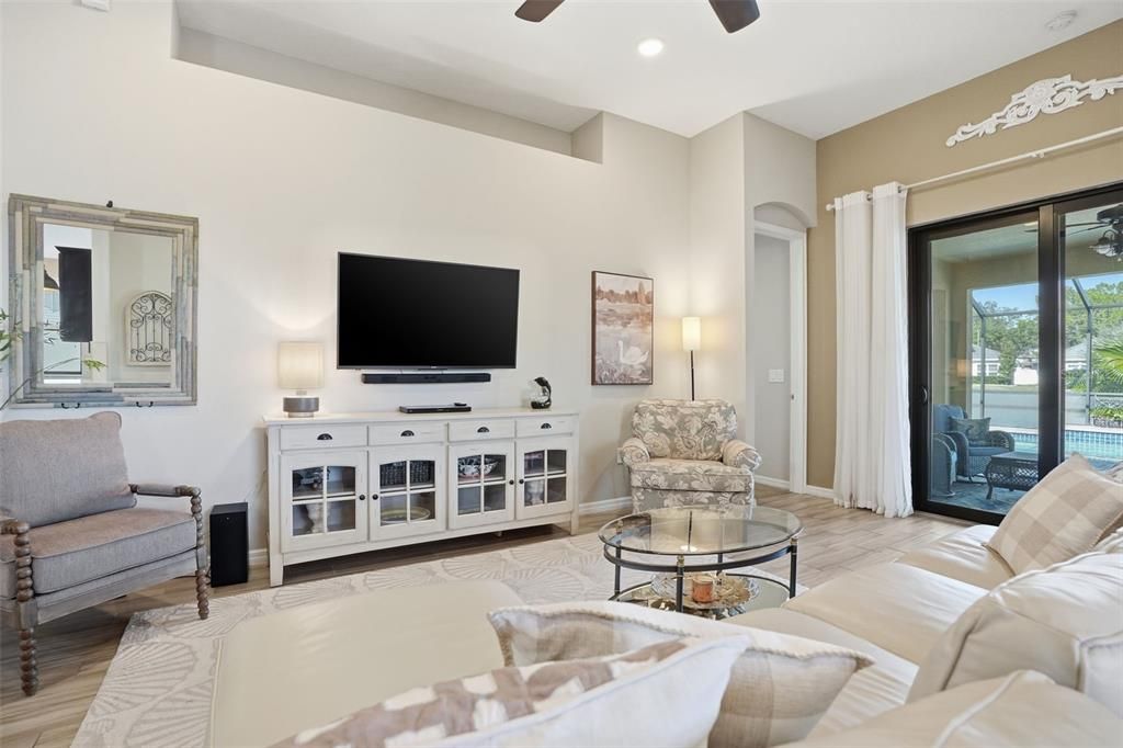 Под контрактом: $399,900 (4 спален, 2 ванн, 1894 Квадратных фут)