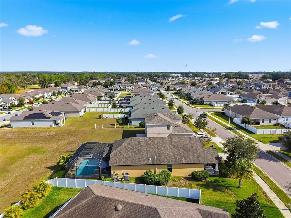 Под контрактом: $399,900 (4 спален, 2 ванн, 1894 Квадратных фут)