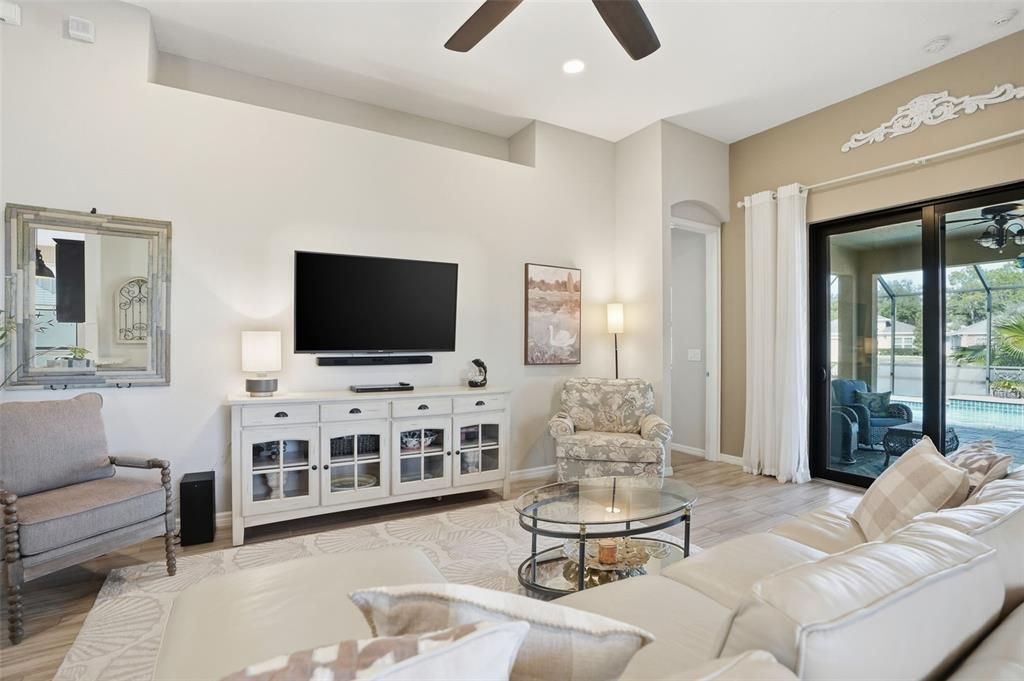 Под контрактом: $399,900 (4 спален, 2 ванн, 1894 Квадратных фут)