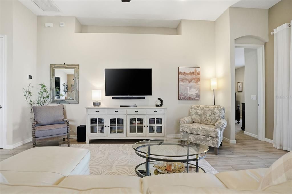 Под контрактом: $399,900 (4 спален, 2 ванн, 1894 Квадратных фут)