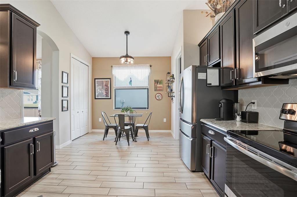 Под контрактом: $399,900 (4 спален, 2 ванн, 1894 Квадратных фут)