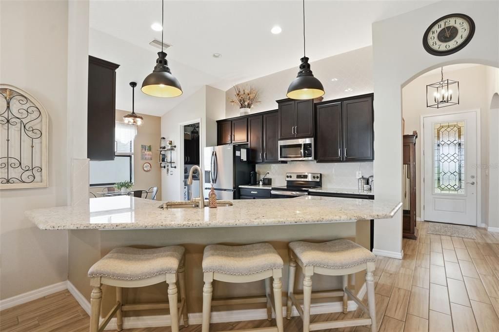 Под контрактом: $399,900 (4 спален, 2 ванн, 1894 Квадратных фут)