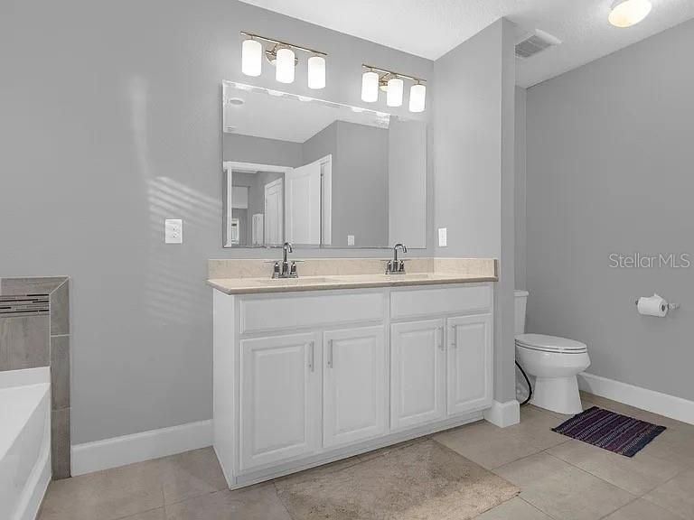 En Renta: $3,400 (5 camas, 3 baños, 3033 Pies cuadrados)