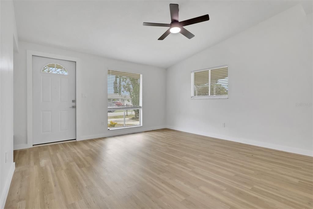 待售: $199,900 (2 贝兹, 1 浴室, 831 平方英尺)