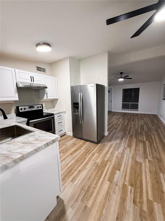 待售: $199,900 (2 贝兹, 1 浴室, 831 平方英尺)