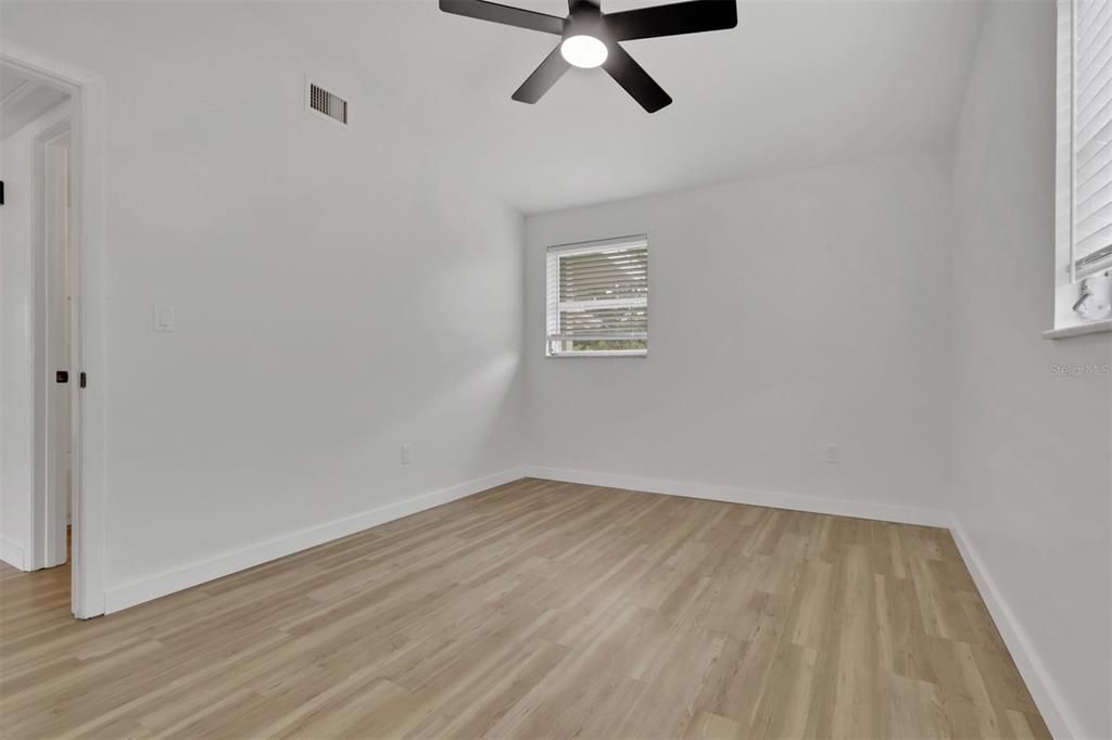 待售: $199,900 (2 贝兹, 1 浴室, 831 平方英尺)