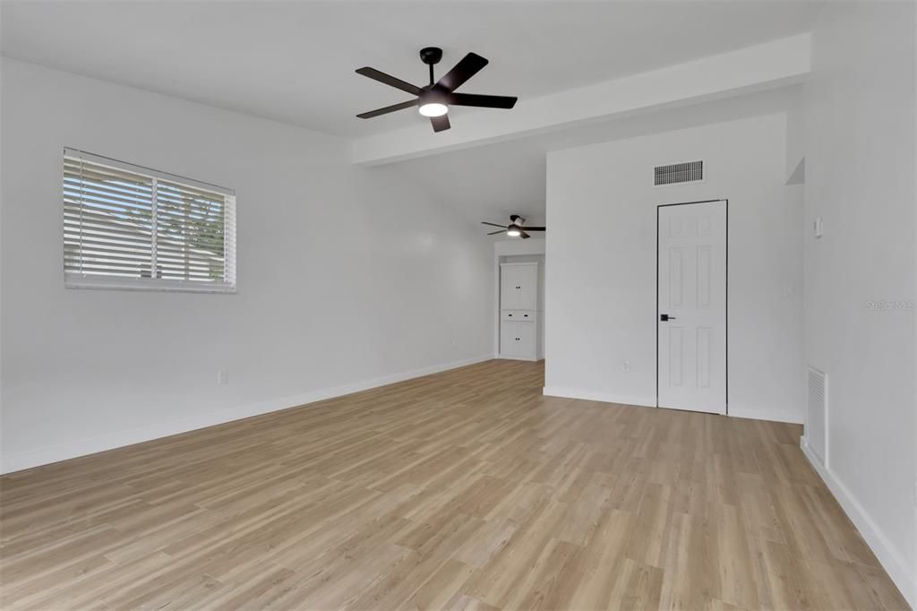 待售: $199,900 (2 贝兹, 1 浴室, 831 平方英尺)