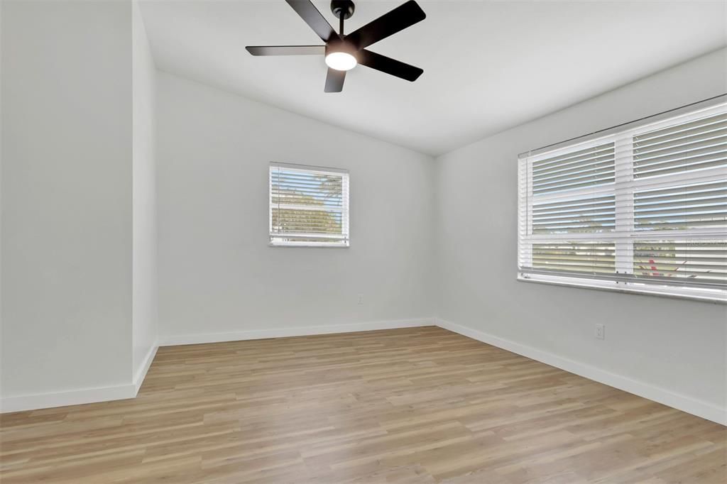 待售: $199,900 (2 贝兹, 1 浴室, 831 平方英尺)