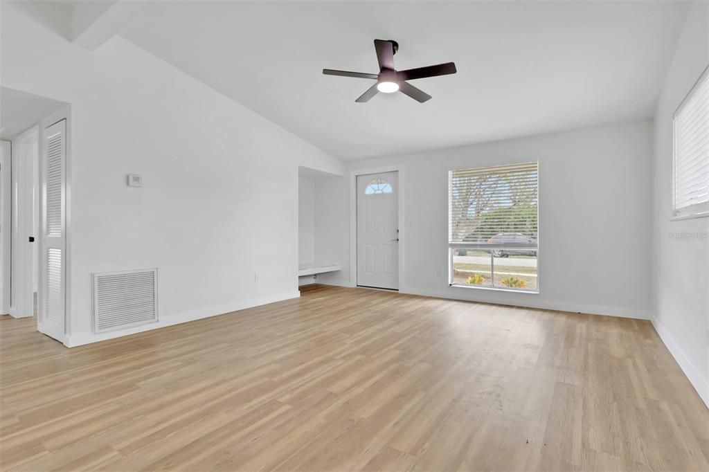 待售: $199,900 (2 贝兹, 1 浴室, 831 平方英尺)