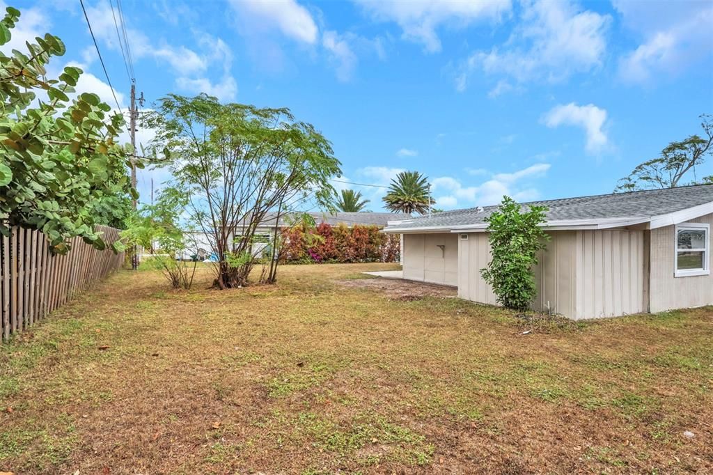 待售: $199,900 (2 贝兹, 1 浴室, 831 平方英尺)