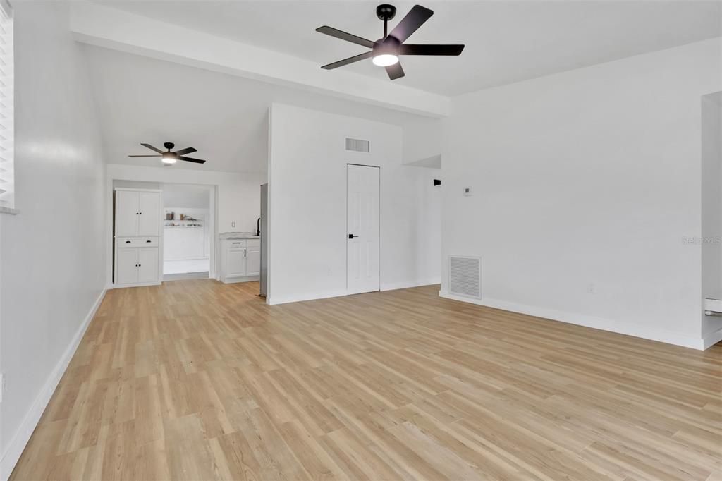 待售: $199,900 (2 贝兹, 1 浴室, 831 平方英尺)