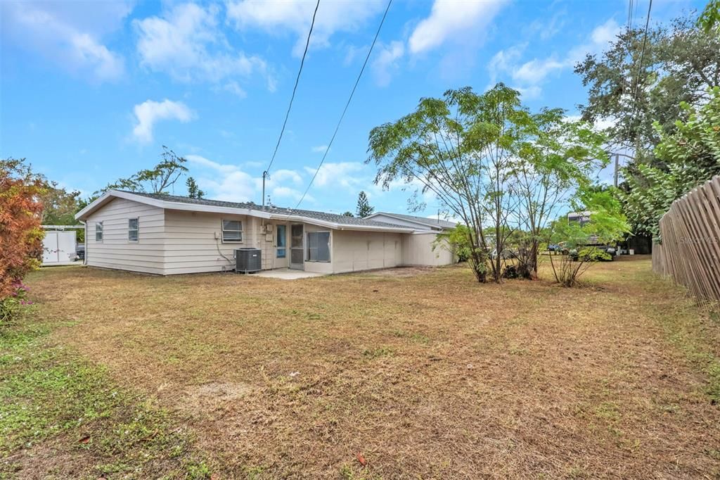 待售: $199,900 (2 贝兹, 1 浴室, 831 平方英尺)