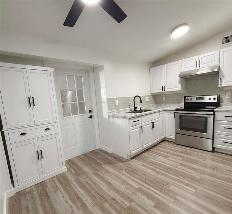 待售: $199,900 (2 贝兹, 1 浴室, 831 平方英尺)