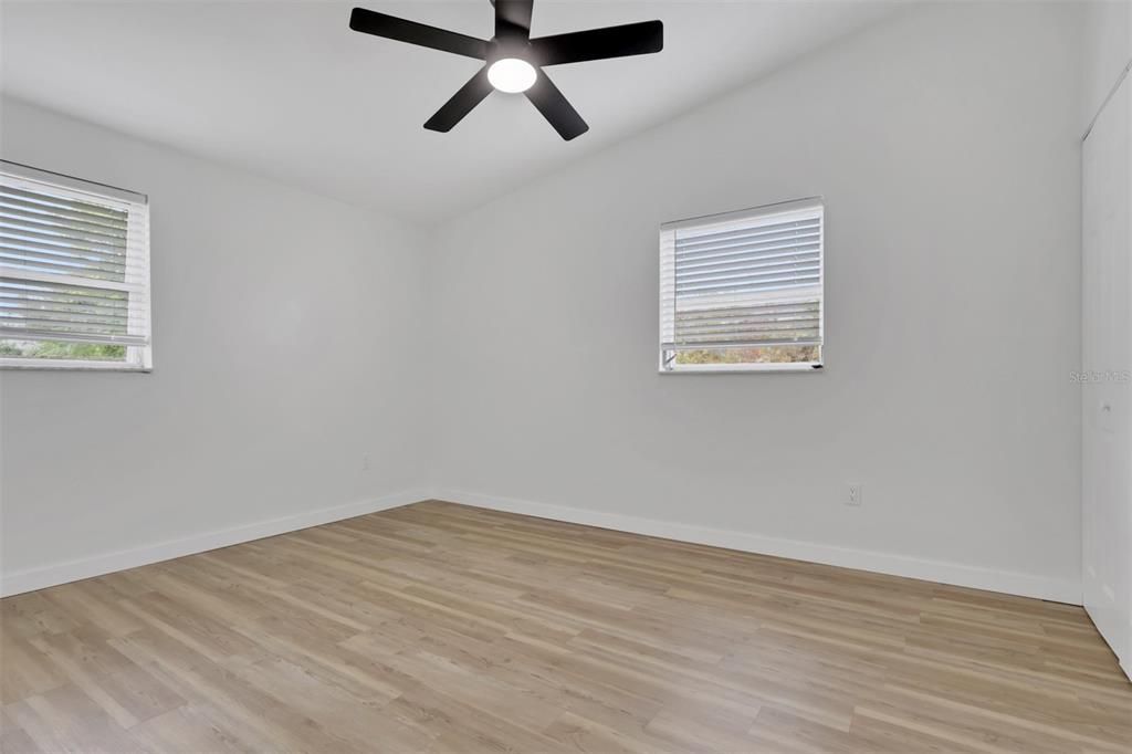 待售: $199,900 (2 贝兹, 1 浴室, 831 平方英尺)