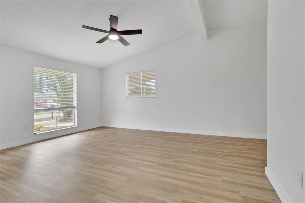 待售: $199,900 (2 贝兹, 1 浴室, 831 平方英尺)