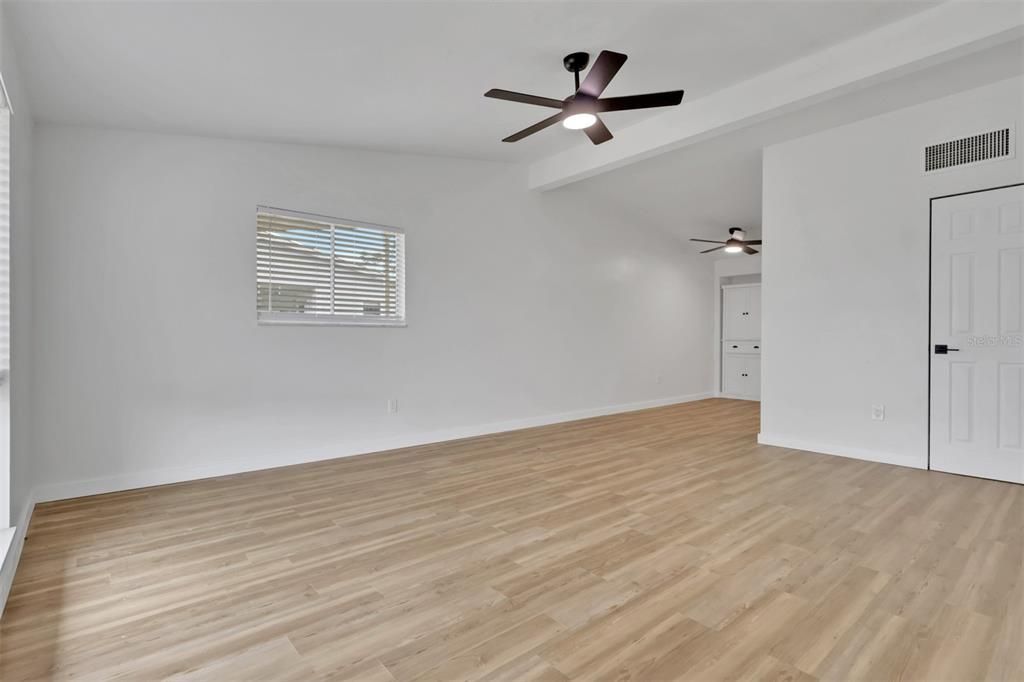 待售: $199,900 (2 贝兹, 1 浴室, 831 平方英尺)