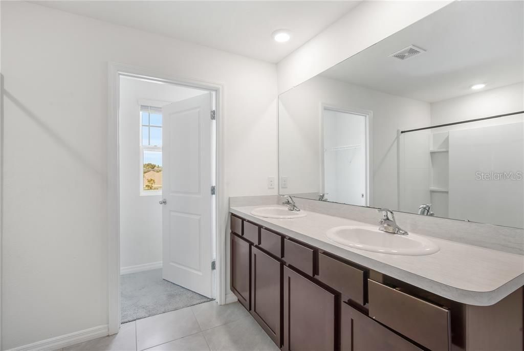 For Rent: $2,299 (5 beds, 3 baths, 2605 Square Feet)