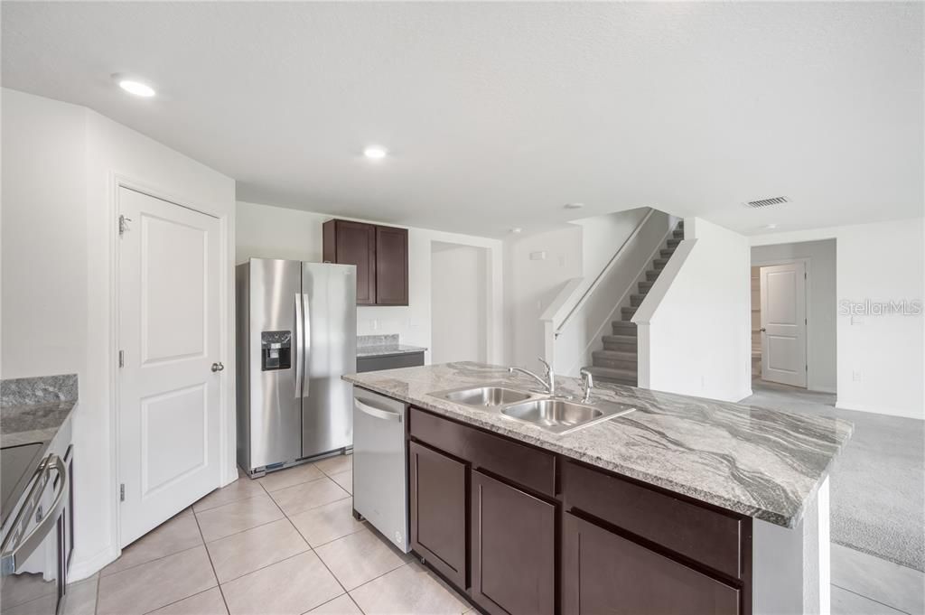 For Rent: $2,299 (5 beds, 3 baths, 2605 Square Feet)