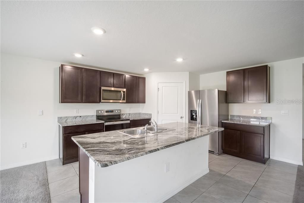 For Rent: $2,299 (5 beds, 3 baths, 2605 Square Feet)