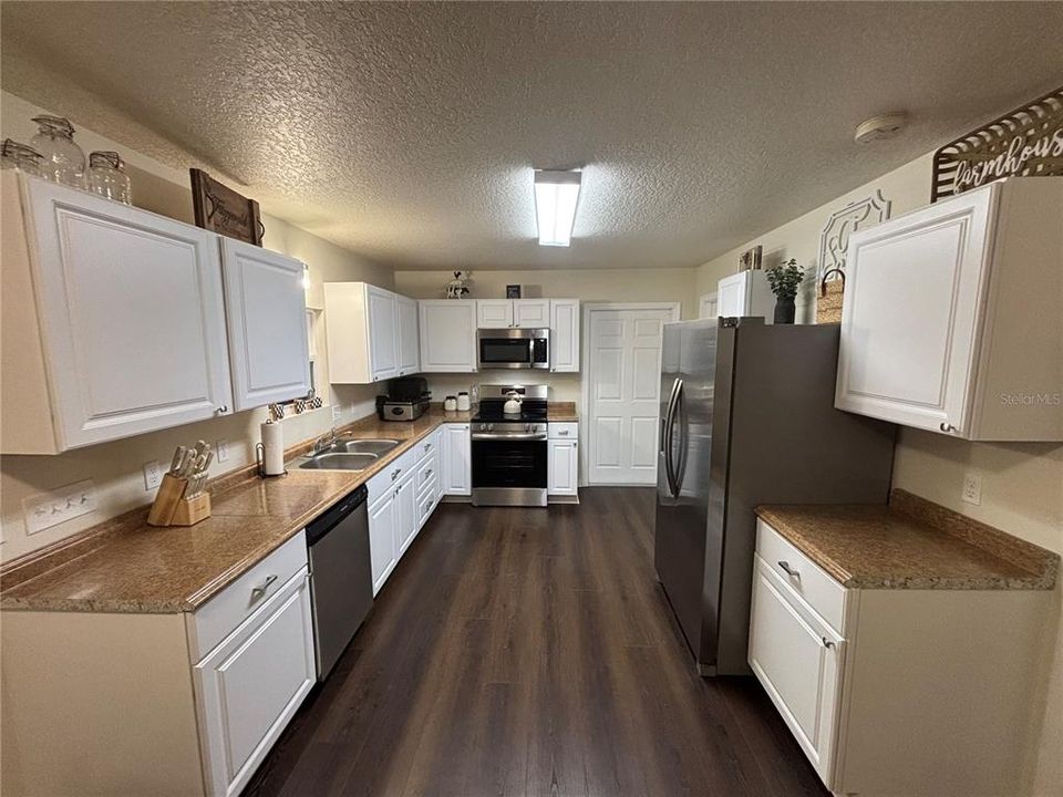 For Sale: $599,900 (2 beds, 2 baths, 800 Square Feet)