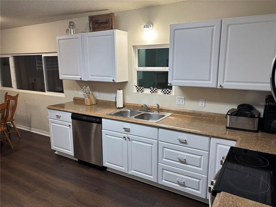 For Sale: $599,900 (2 beds, 2 baths, 800 Square Feet)