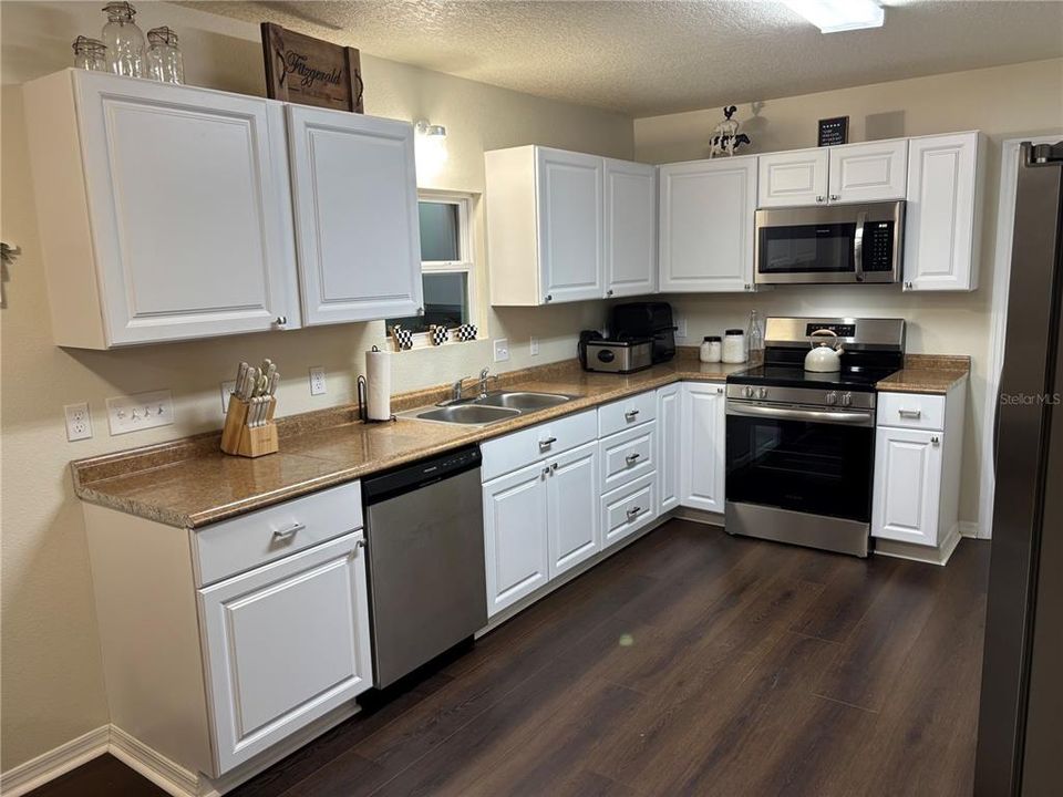 For Sale: $599,900 (2 beds, 2 baths, 800 Square Feet)