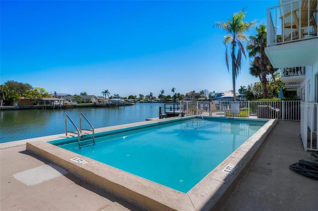 Active With Contract: $200,000 (2 beds, 1 baths, 815 Square Feet)