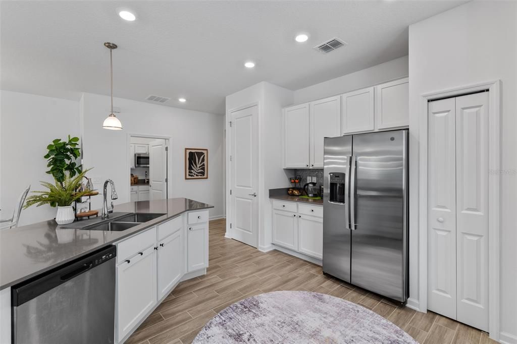 En Venta: $385,000 (4 camas, 3 baños, 2115 Pies cuadrados)