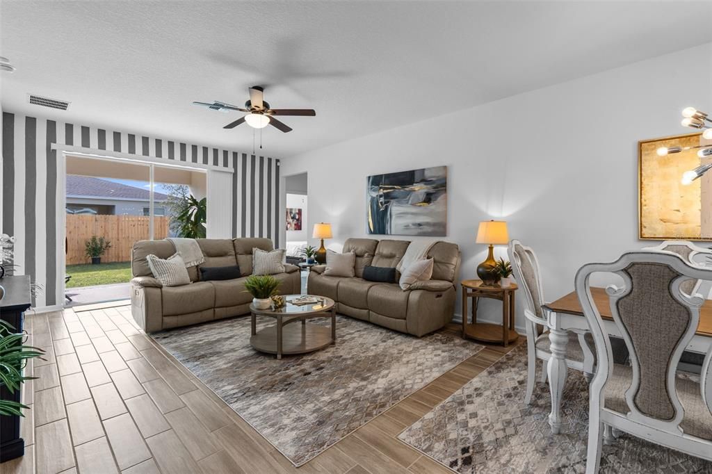 En Venta: $385,000 (4 camas, 3 baños, 2115 Pies cuadrados)