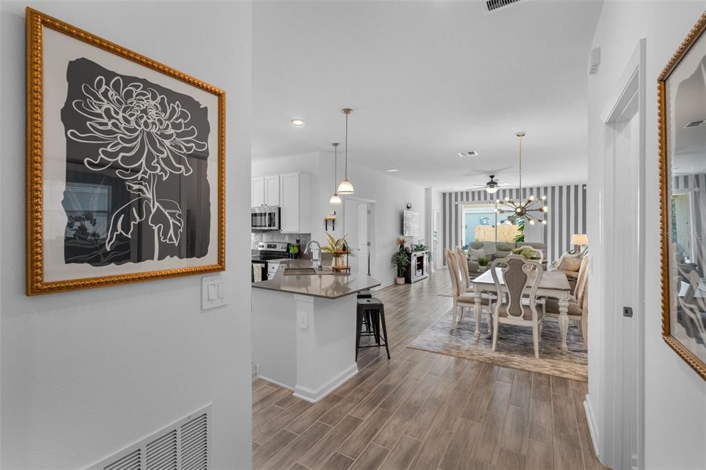 En Venta: $385,000 (4 camas, 3 baños, 2115 Pies cuadrados)