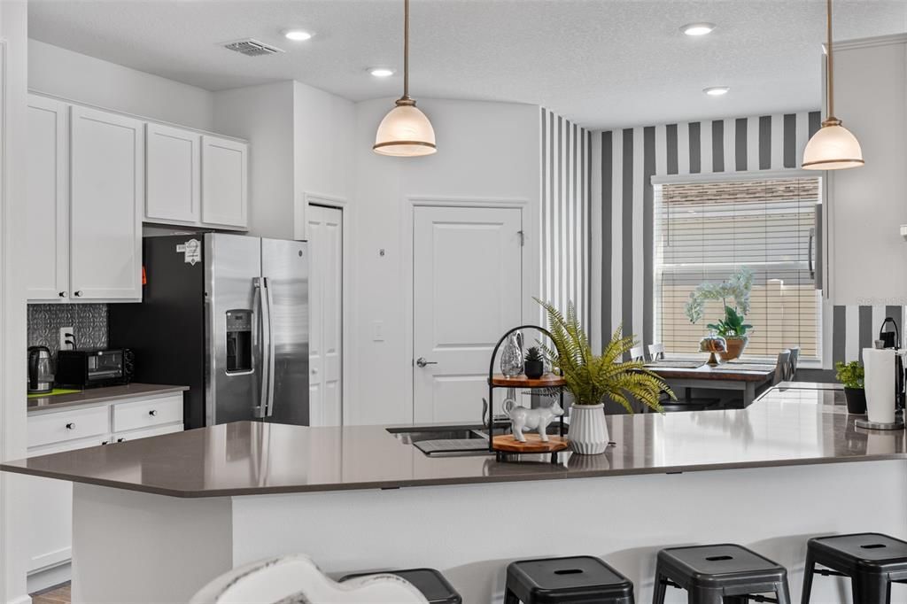 En Venta: $385,000 (4 camas, 3 baños, 2115 Pies cuadrados)