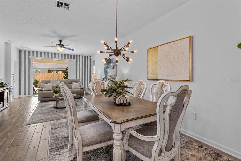 En Venta: $385,000 (4 camas, 3 baños, 2115 Pies cuadrados)