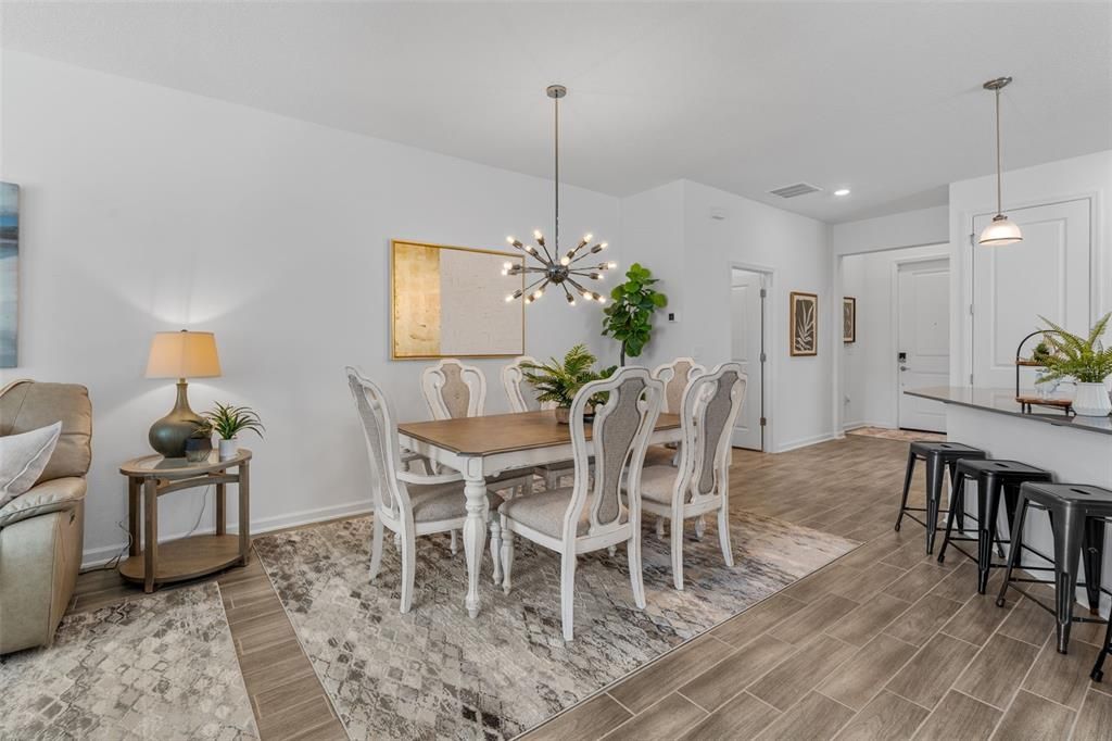 En Venta: $385,000 (4 camas, 3 baños, 2115 Pies cuadrados)