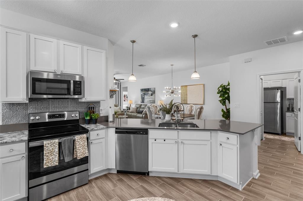 En Venta: $385,000 (4 camas, 3 baños, 2115 Pies cuadrados)